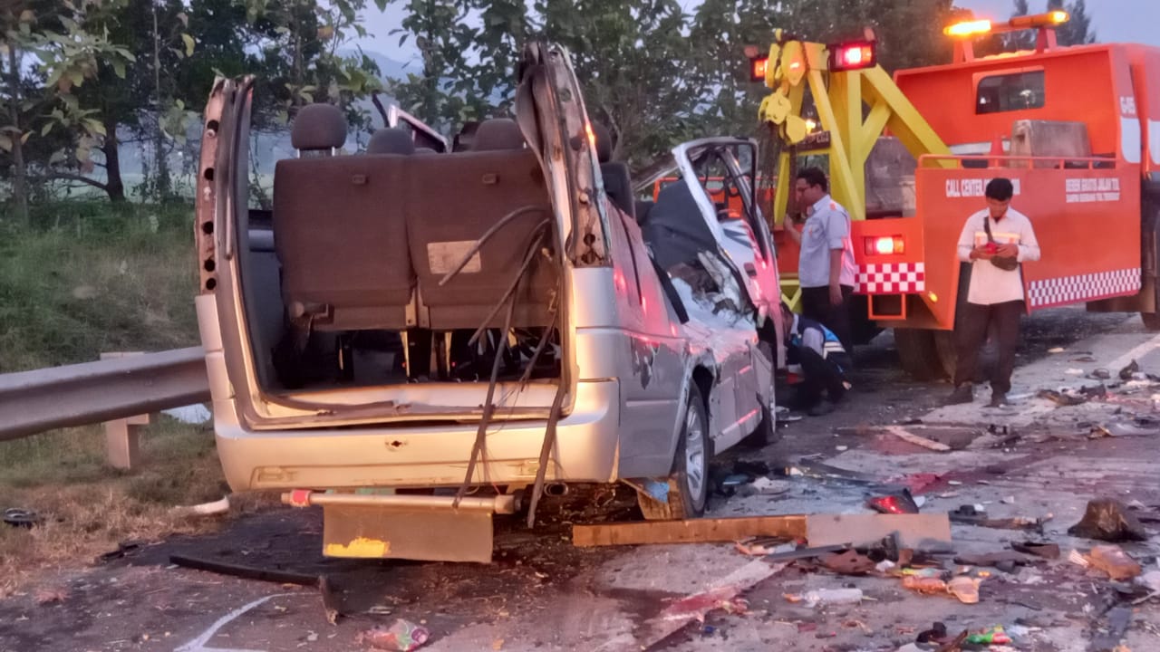 kecelakaan-fatal-mini-bus-rusak-parah-8-orang-tewas.jpg