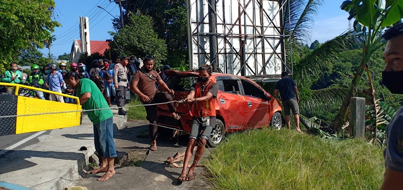 Kecelakaan Mobil Nyaris Jatuh ke DAS Tondano, Berhasil Diderek Petugas