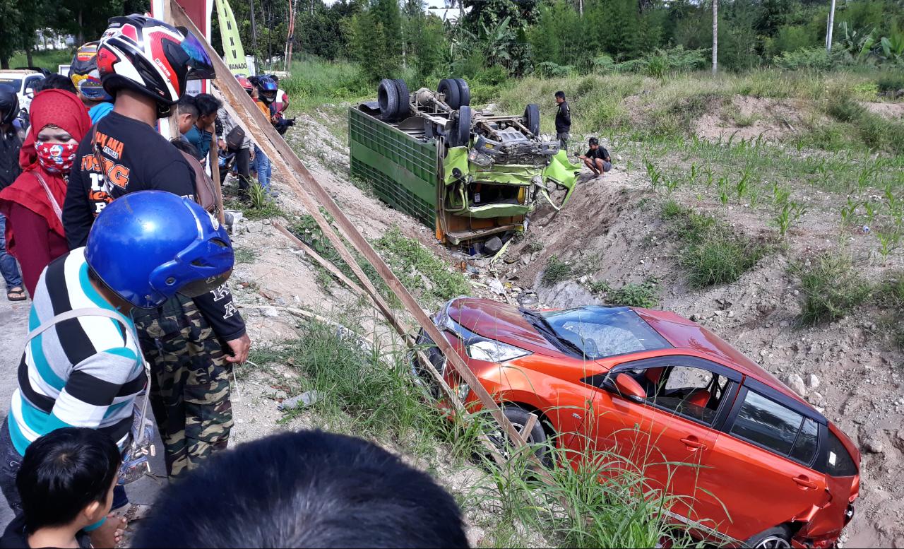 kecelakaan-llau-lintas-terjadi-di-jalan-sby-truk-tabrak-calya.jpg