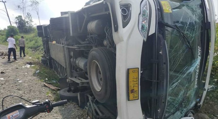 Kecelakaan Maut, 4 Orang Tewas, Bus Terbalik di Jalur Menpen Harmoko