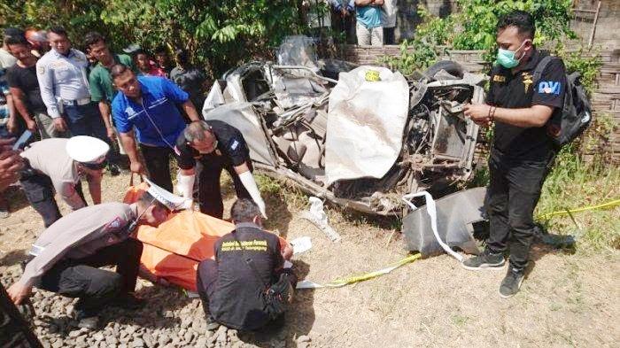 Kecelakaan Maut Hari Ini, Satu Orang Tewas, Avanza Tertabrak Kereta Api hingga Terseret 50 Meter