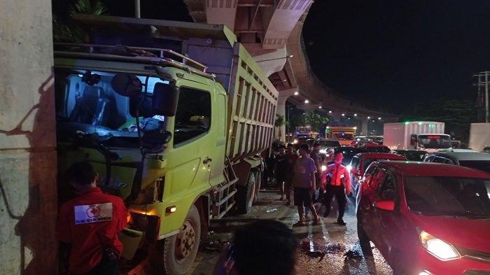 Kecelakaan Maut Pukul 18.10 WIB, Pemotor Tewas di Tempat, Truk Tabrak Motor Lalu Hantam Tiang LRT