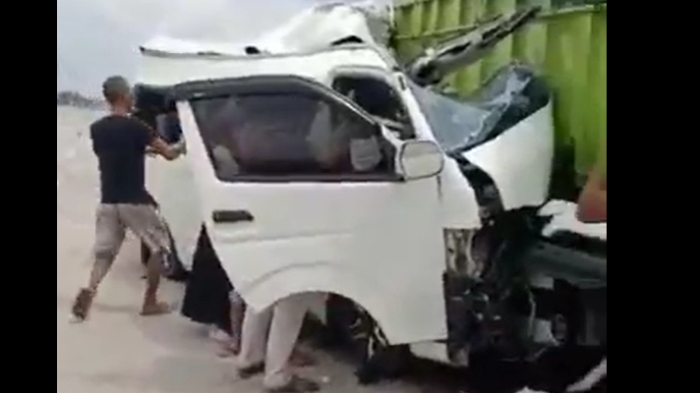 Kecelakaan Maut Pukul 10.30 WIB, 4 Orang Tewas, Mobil Ringsek Usai Tabrak Truk