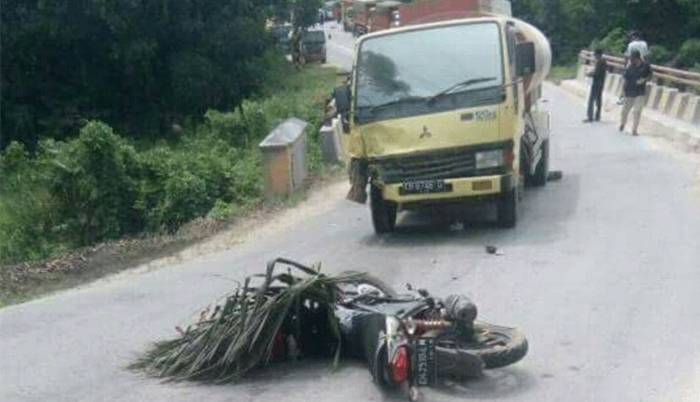 kecelakaan-maut-melibatkan-truk-tangki-dan-sepeda-motor.jpg