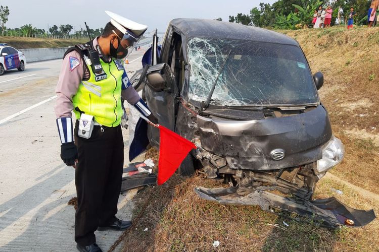 Kecelakaan Maut, Mobil Ban Pecah dan Terguling ke Parit, 2 Orang Meninggal Dunia