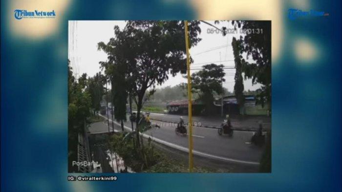 kecelakaan-maut-pukul-0615-wib-pengendara-honda-vario-terlindas-truk-kejadiannya-tertangkap-cctv.jpg