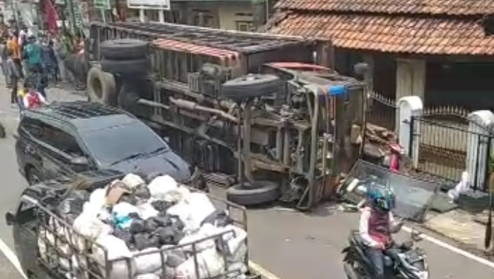 kecelakaan-maut-truk-muatan-sapi-terguling-2.jpg