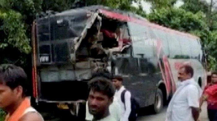 Kecelakaan Maut Truk Tabrak Bus Mogok di Tengah Jalan, 18 Orang Tewas