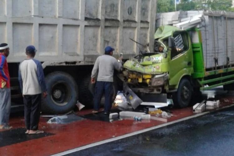 Kecelakaan Maut Tadi Pagi Pukul 04.30 WIB, Seorang Sopir Tewas di TKP Usai Tabrakan 2 Truk