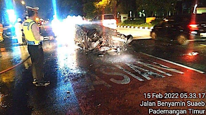 Kecelakaan Dini Hari Pukul 04.30 WIB, Mobil Honda Jazz Terpental Lalu Terbakar Usai Tabrak Trotoar