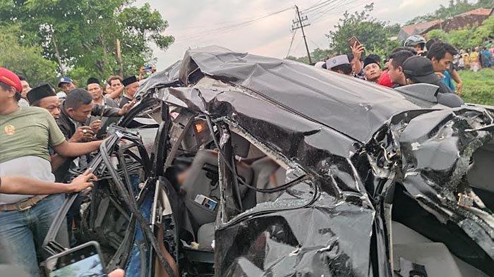 Kecelakaan Maut Mobil Inova Ditabrak Kereta Api, Sopir Tak Melihat, 4 Orang Tewas