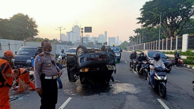 kecelakaan-mobil-terbailk-di-depan-gedung-dprmpr-ri.jpg