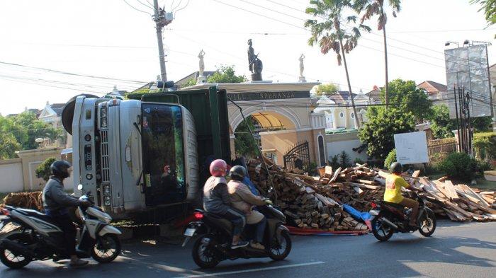 Kecelakaan Tadi Pkl 14.30, Kakek Dengan Sigap Banting Stir Agar Tidak Ada Korban Jiwa, Remnya Mati