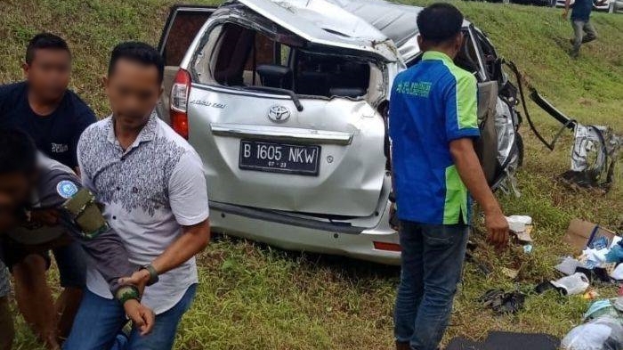 kecelakaan-tunggal-minibus-toyota-avanza-nomor-polisi-b-1605-nkw.jpg