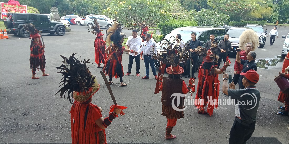Hasto Disambut Tarian Kabasaran Emak-emak