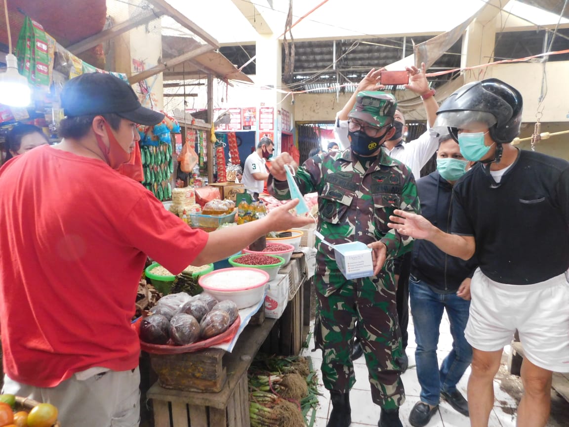 kedatangan-satuan-tni-polri-dalam-rangka-membagikan-masker-kepada-para-pedagang.jpg