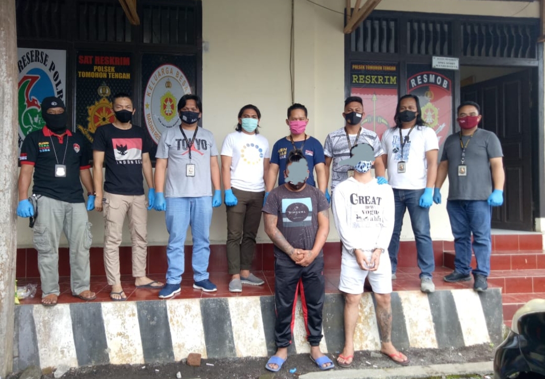 kedua-pelaku-saat-diamankan-di-mapolsek-tomohon-tengah-23.jpg