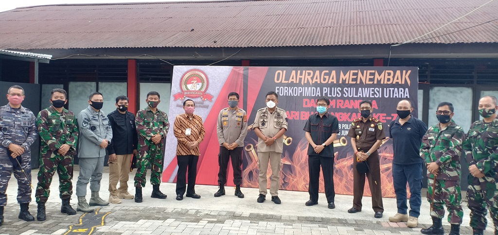 Ikuti Kegiatan Menembak Polda Sulut Sambut HUT Bhayangkara ke-74, Olly: Saya Merasa Percaya Diri