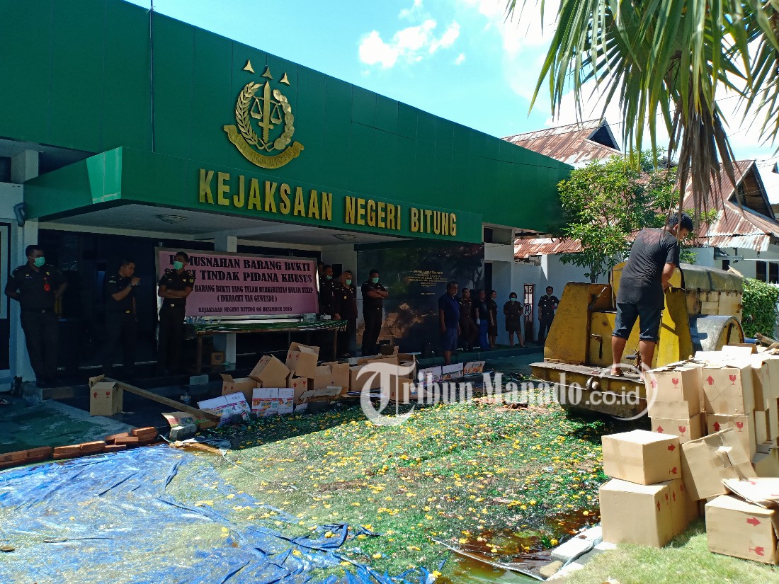 kejaksaan-negeri-bitung-musnahkan-ribuan-botol-miras-121.jpg