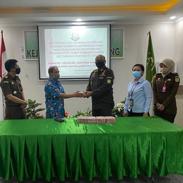 kejari-bitung-terima-pengembalian-uang-negara-rp-1-miliar-1212121212121.jpg