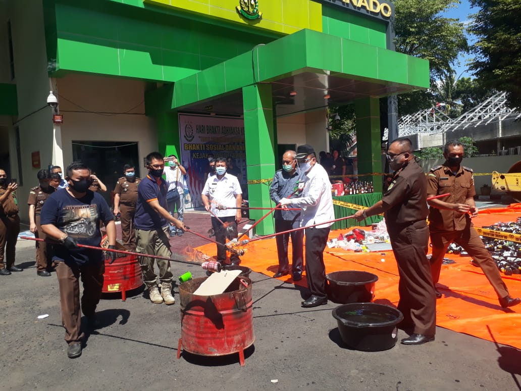 Kejari Manado Musnahkan Ribuan Barang Bukti Perkara Pidana