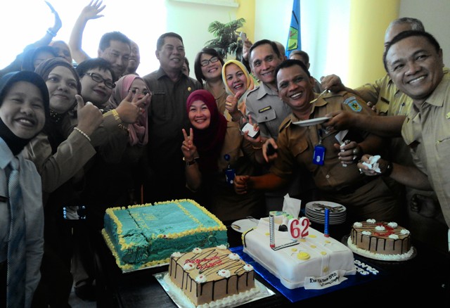 kejutan-ulang-tahun-bupati-bolmong_20150819_165042.jpg