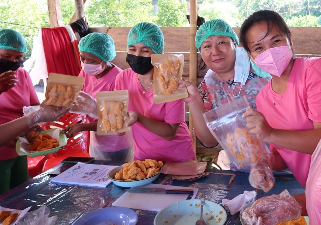 Istri Nelayan di Pesisir Bitung dan Minahasa Dilatih Bikin Bakso dan Nugget Ikan