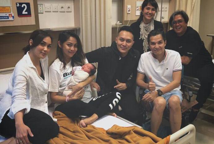 Duduk di Kursi Roda, Edison Whardhana Bahagia Menyambut Kelahiran Putri ke-2, Selamat Yaah!