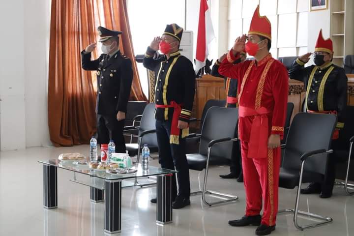 kenakan-pakaian-adat-saat-upacara.jpg