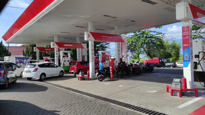 kendaraan-antre-untuk-mengisi-bbm-di-spbu-winangun-kota-manado-dgjgfj.jpg