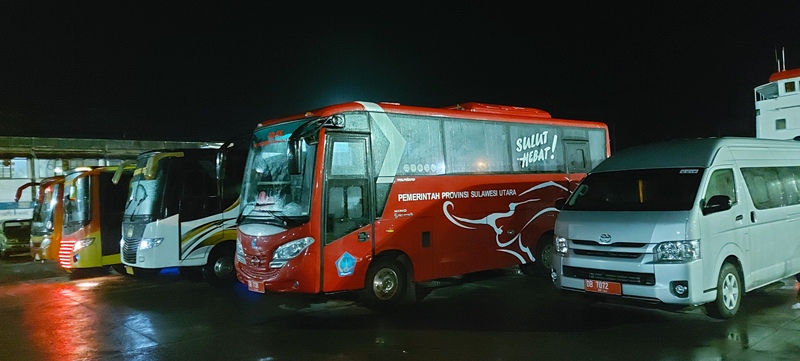 kendaraan-bus-yang-disiapkan-pemerintah-provinsi-sulut-untuk-angkut-puluhan-warga-luar-bitung.jpg