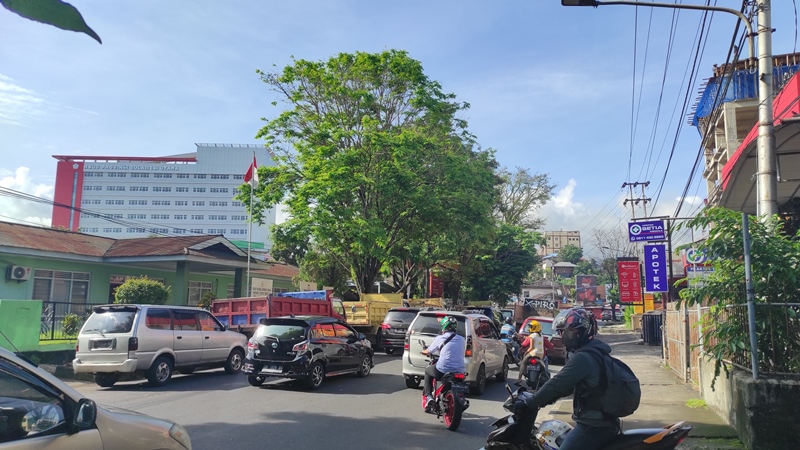 kendaraan-diesel-antre-menanti-giliran-mengisi-solar-subsidi-di-sebuah-spbu-di-kota-manado.jpg