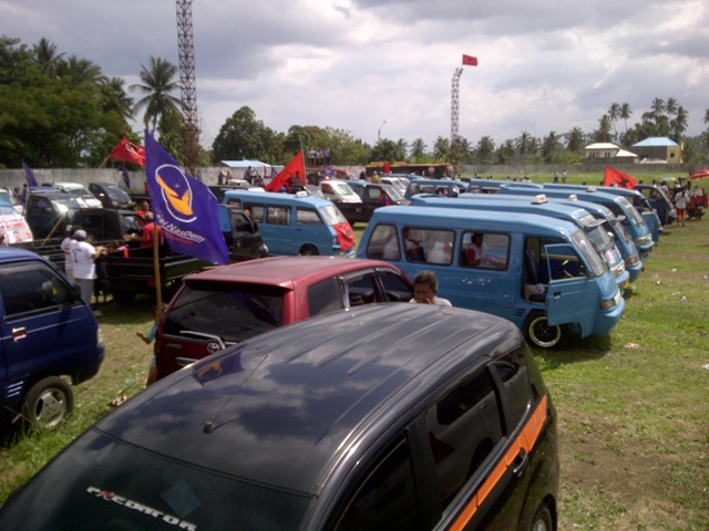 Puluhan Mobil 'Main' di Stadion Duasudara