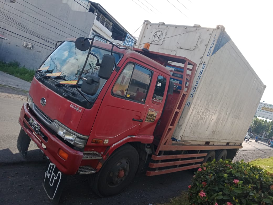 Kecelakaan di Bitung Heboh di Facebook, Libatkan Motor Matic dan Mobil Tronton