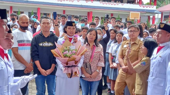 kenny-kambey-paskibraka-nasional-utusan-sulawesi-utara-saat-berfoto-bersama-teman-temannya.jpg