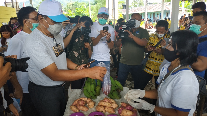 kepala-bi-sulut-arbonas-hutabarat-dan-bupati-kep-sangihe-jabes-e-gaghana.jpg