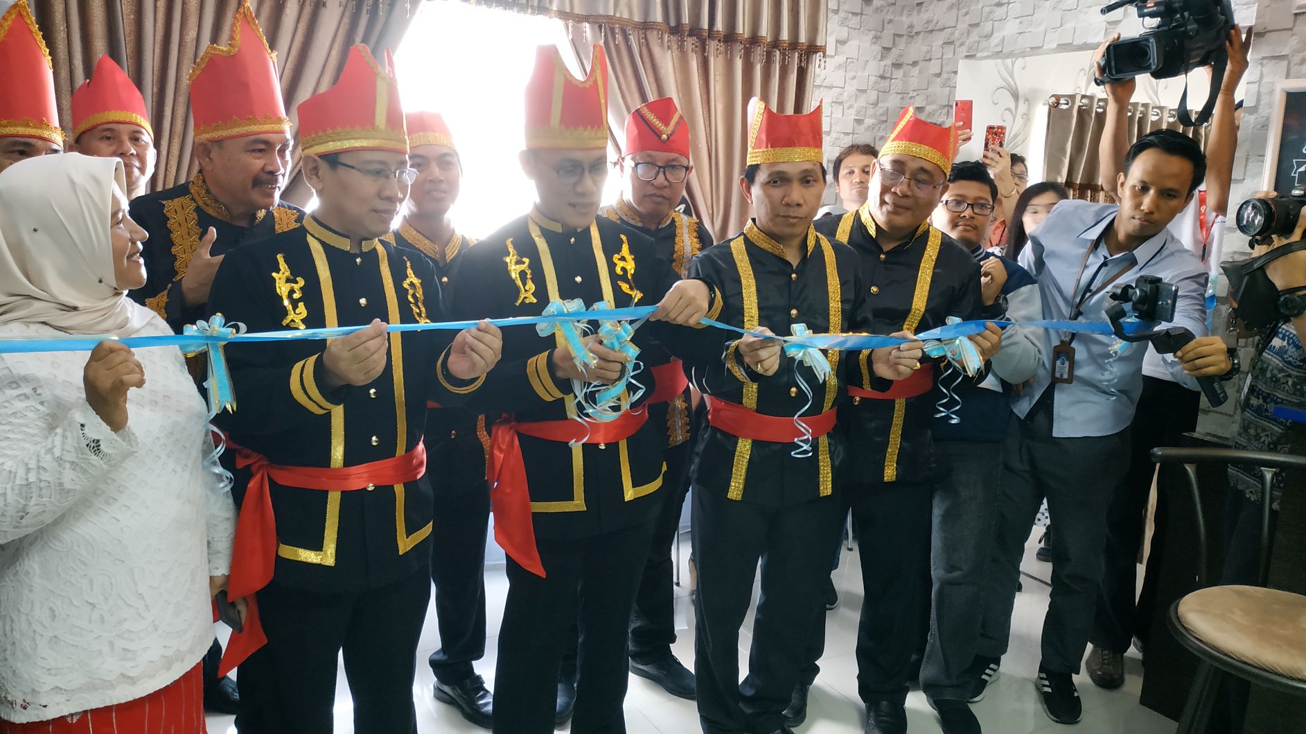 Pakai Baju Adat Minahasa, Kepala BPS RI Resmikan Mako Sensus Penduduk 2020 BPS Sulut