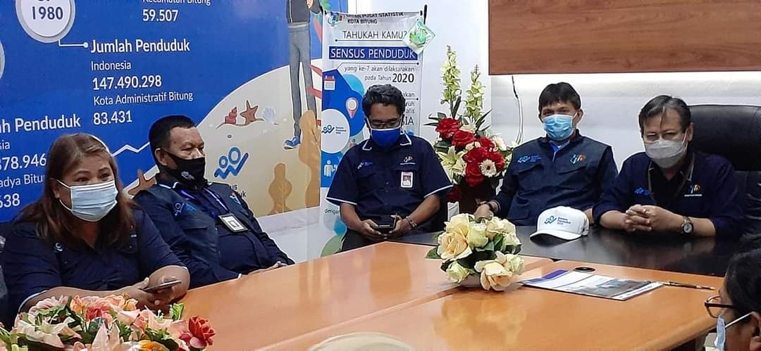 kepala-bps-sulut-dr-ateng-hartono-kanan-dalam-sensus-penduduk-malam-342624.jpg