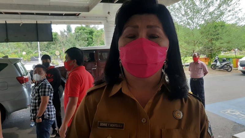 kepala-dinas-sosial-dinsos-kota-tomohon-vonnie-montolalu7.jpg