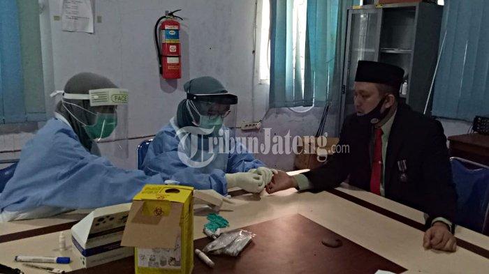 kepala-kesbangpol-kabupaten-pekalongan-saat-menjalani-rapid-tes-347473.jpg