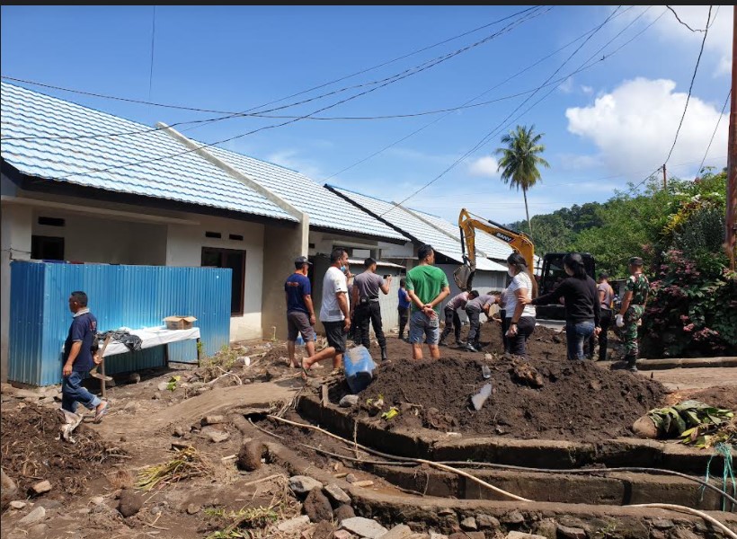 ASN Pemkab Sitaro Gelar Kerja Bakti Membersihkan Material Banjir Bandang