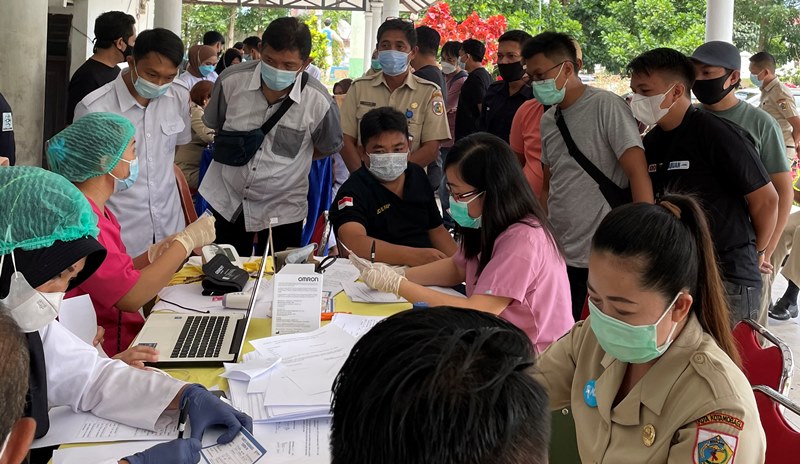 ASN Terima Vaksinasi Tahap-I, Tidak Jaga Jarak, Dibubarkan Petugas Dinkes