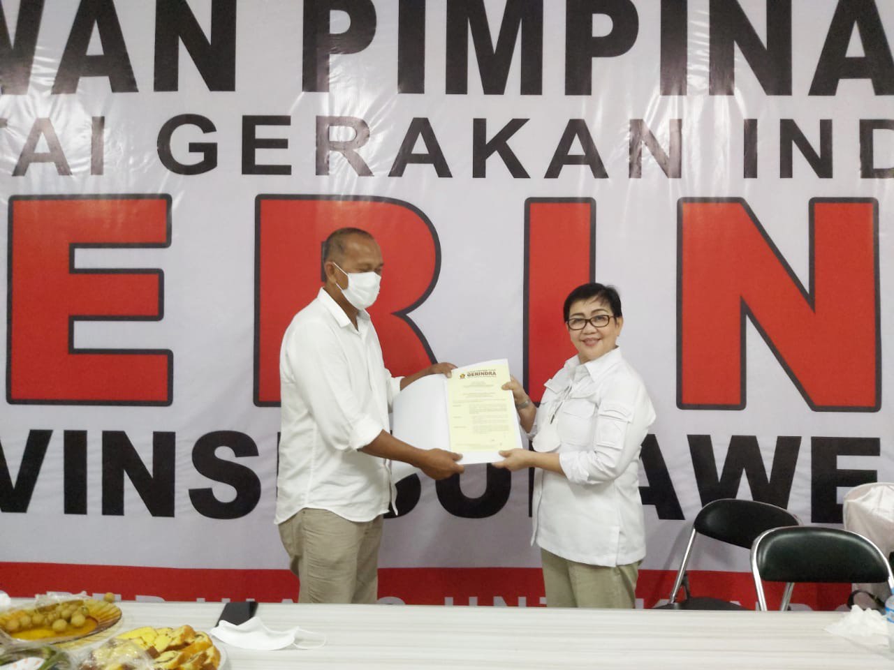 ketua-dpc-gerindra-kota-bitung-rudolf-wantah-saat-menerima-surat-keputusan-dari-dpp-partai-jklkjl.jpg