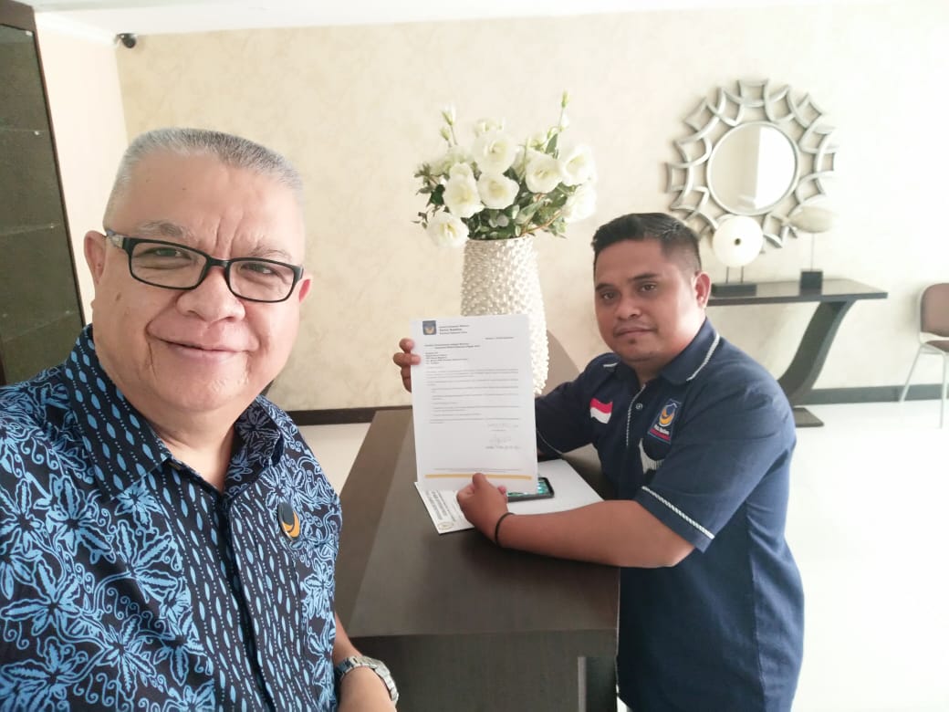 ketua-dpd-nasdem-boltim-memperlihatkan-formulir-bakal-calon-gubernur-sulut.jpg