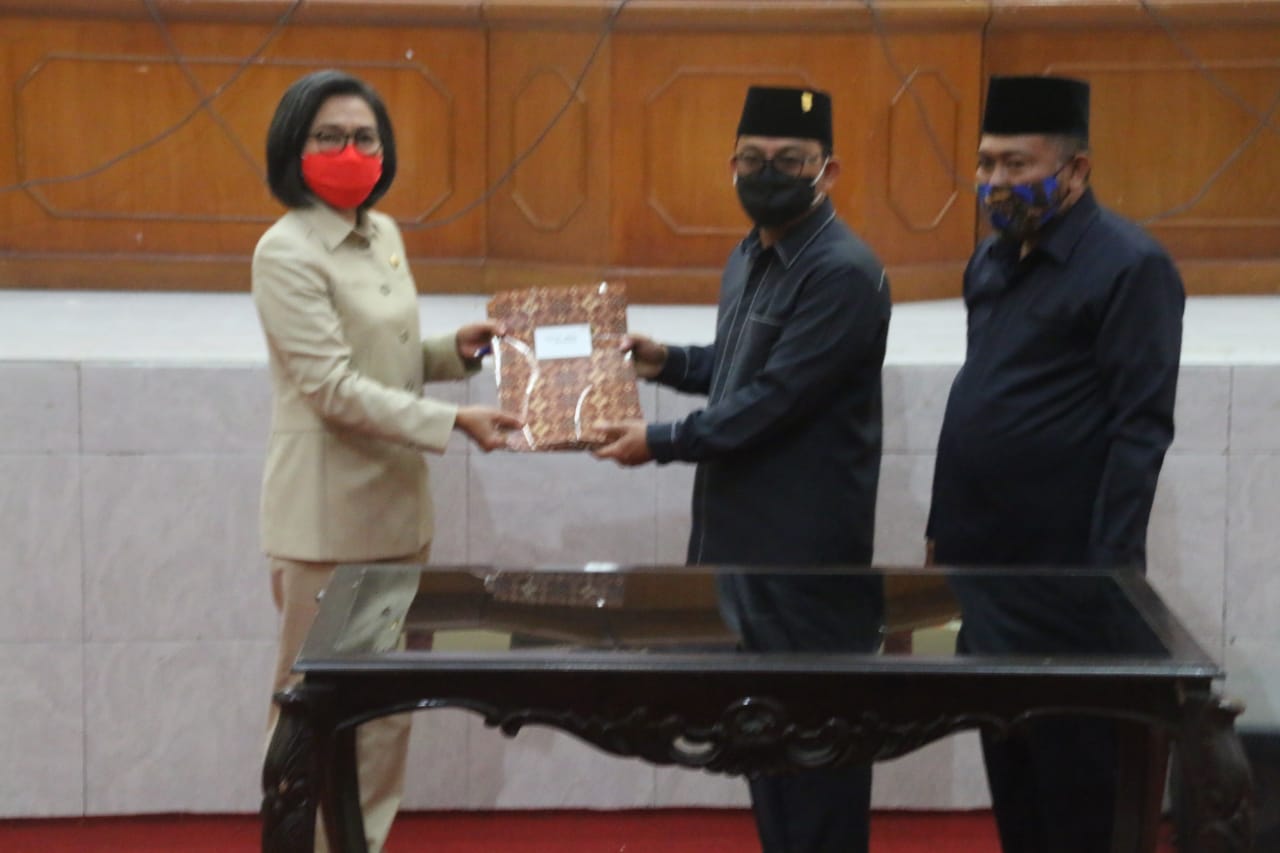 ketua-dprd-kabupaten-bolmong-welty-komaling-bersama-bupati-bolmong-yasti-soepredjo-mokoagow.jpg