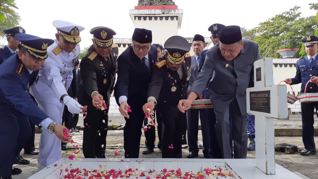 Peringati Hari Pahlawan, Ketua DPRD Sulut Ziarah ke TMP Kairagi