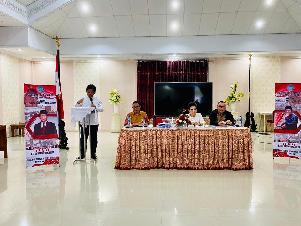 ketua-dprd-sulut-fransiscus-andi-silangen-saat-menggelar-sosialisasi-wawasan-kebangsaan-tahun-2023.jpg