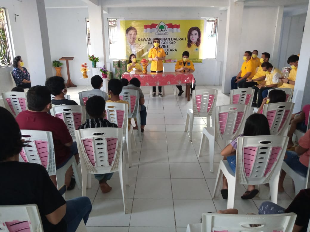 ketua-golkar-sulut-christiany-eugenia-paruntu-bawa-bantuan.jpg