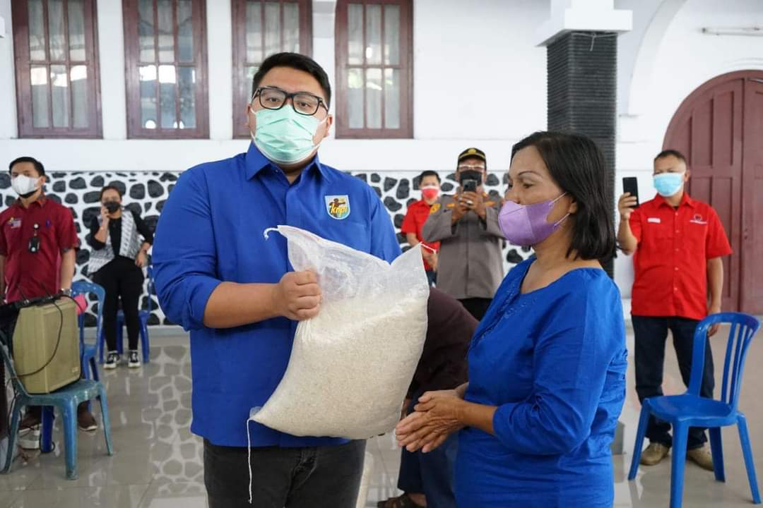 ketua-knpi-sulut-rio-dondokambey-saat-menyerahkan-bantuan-kepada-warga-yang-terdampak.jpg