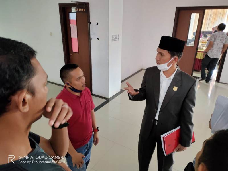 ketua-komisi-ii-dprd-zulkarnain-kamaru-saat-diwawancarai-belum-lama-ini.jpg